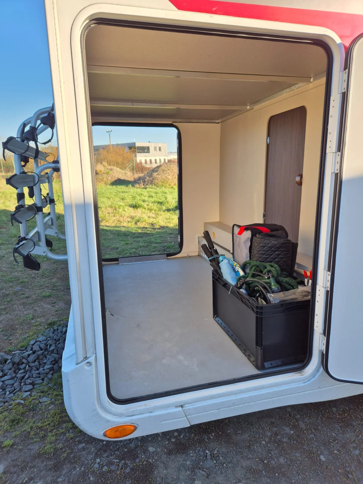 Vstup do garáže s úložným prostorem