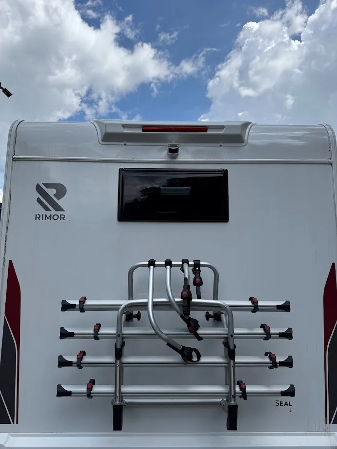 Zadní pohled s nosičem na 4 kola